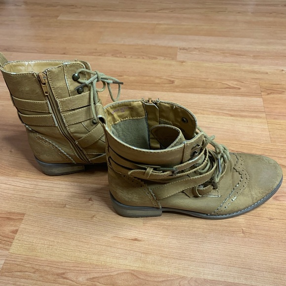 Tan Wingtip Brogue Buckle Combat Boots | Side Zip | Size 39 (US 8/8.5) - Picture 4 of 15